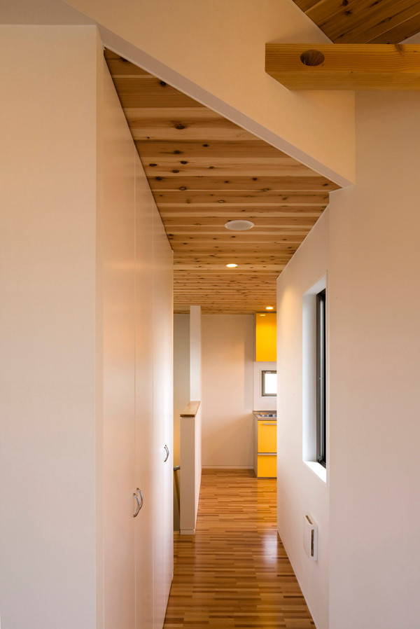 Idées déco pour un petit couloir moderne avec un mur blanc, un sol en contreplaqué, un sol marron, un plafond en bois et du papier peint.