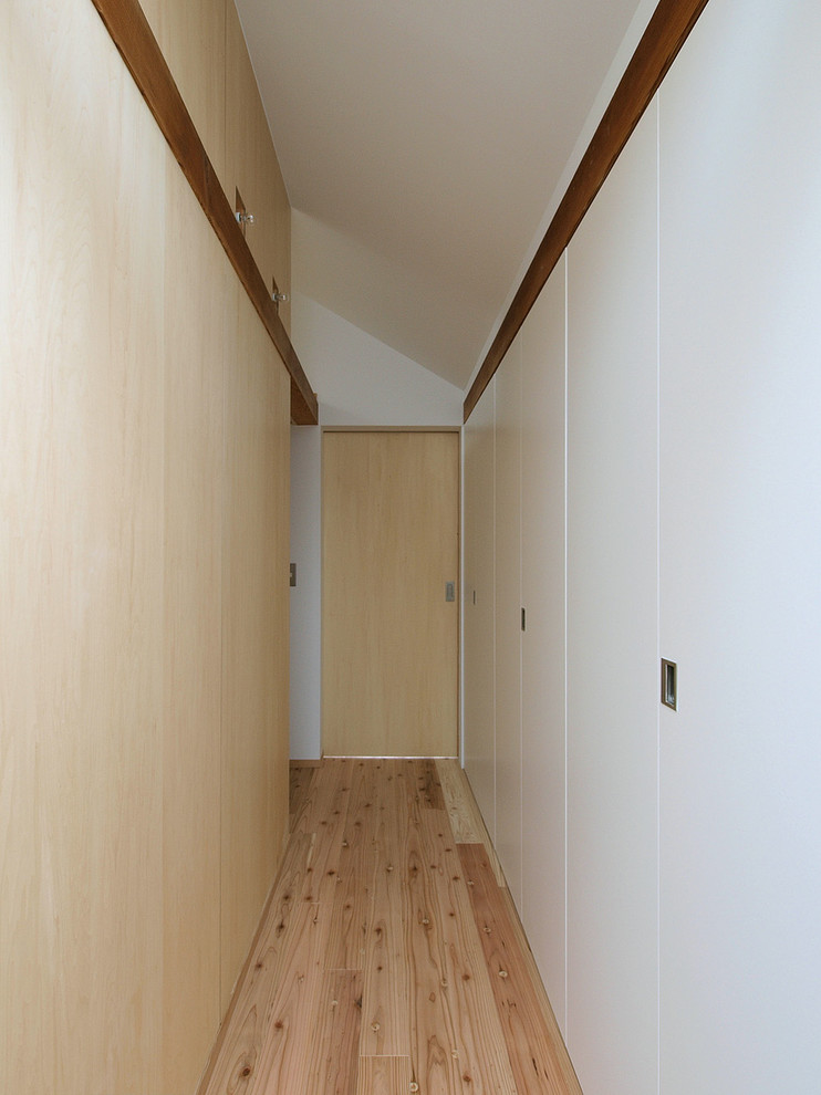 Ejemplo de recibidores y pasillos escandinavos con paredes blancas, suelo de madera clara y suelo beige