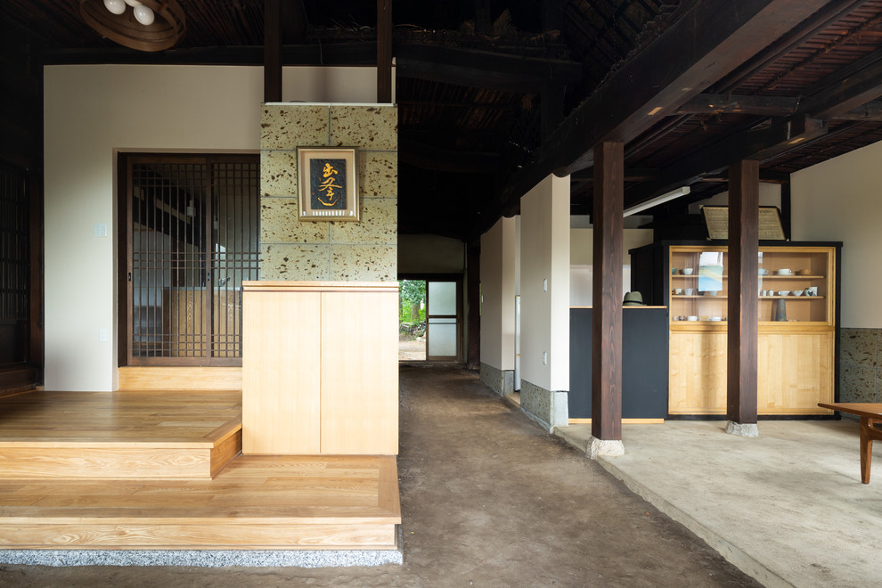Idéer för att renovera en orientalisk entré, med mörkt trägolv och brunt golv