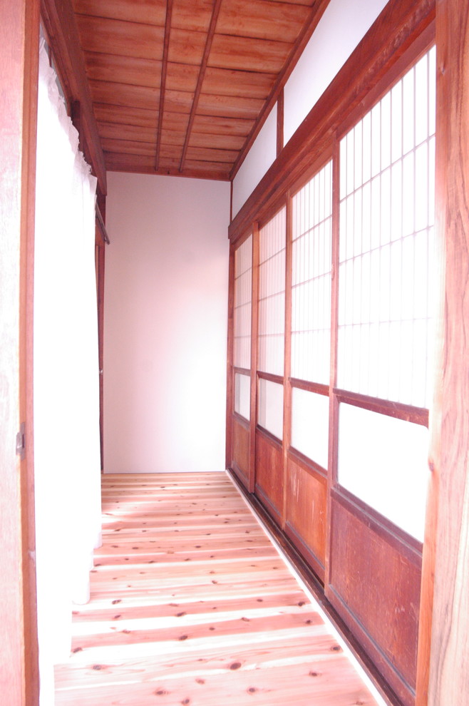 Exempel på en mycket stor asiatisk hall, med vita väggar, ljust trägolv och beiget golv