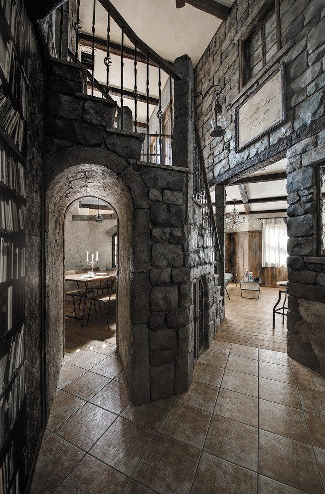 На фото: коридор в классическом стиле с серыми стенами, полом из терракотовой плитки и коричневым полом