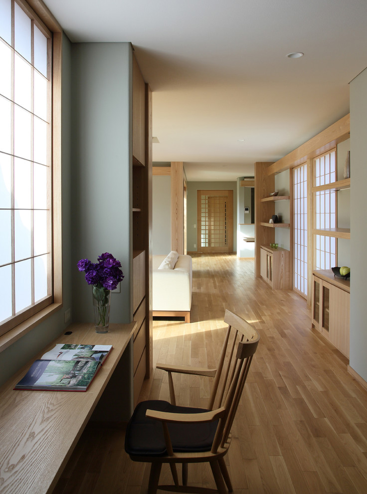 Asiatischer Flur mit grüner Wandfarbe, braunem Holzboden und braunem Boden in Kyoto
