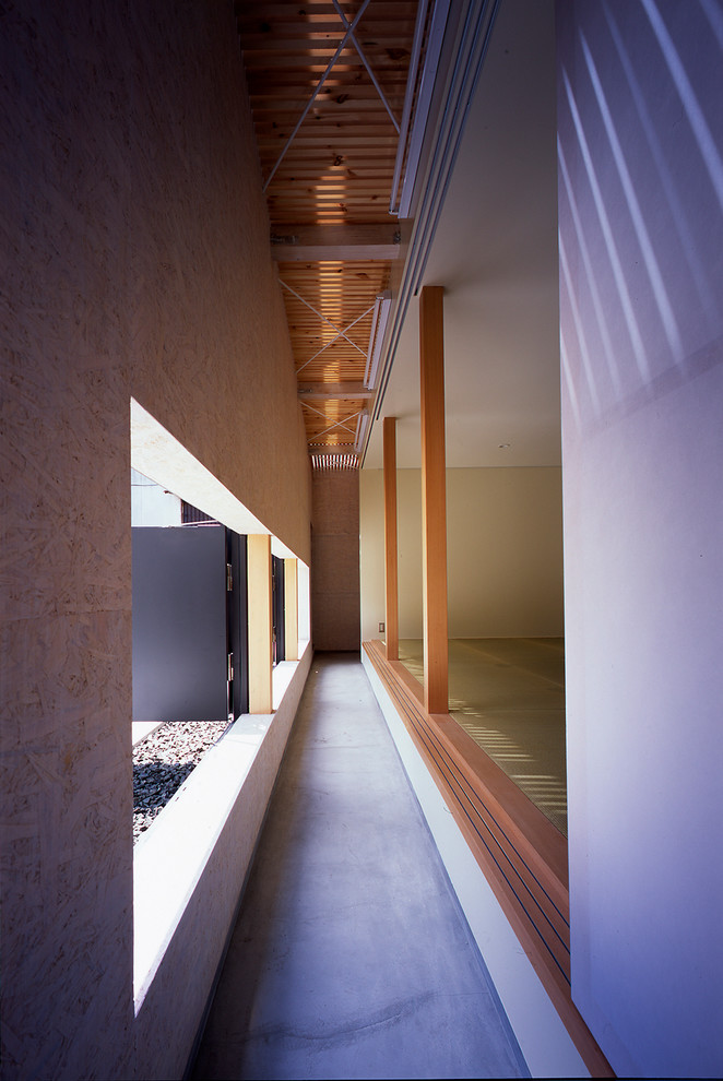 Inspiration pour un couloir minimaliste avec sol en béton ciré.