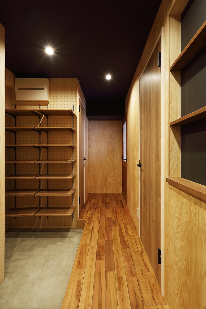 Inspiration pour un couloir rustique de taille moyenne avec un mur marron et un sol en bois brun.
