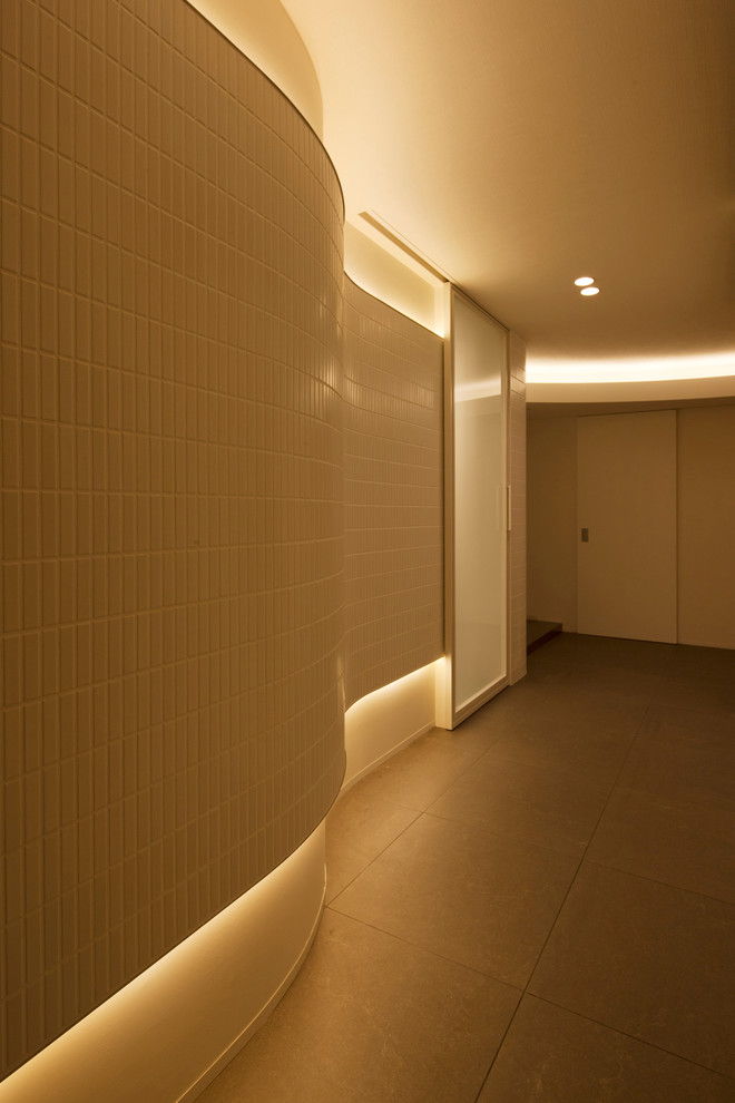 Стильный дизайн: большой коридор в стиле модернизм с белыми стенами, полом из керамической плитки и серым полом - последний тренд