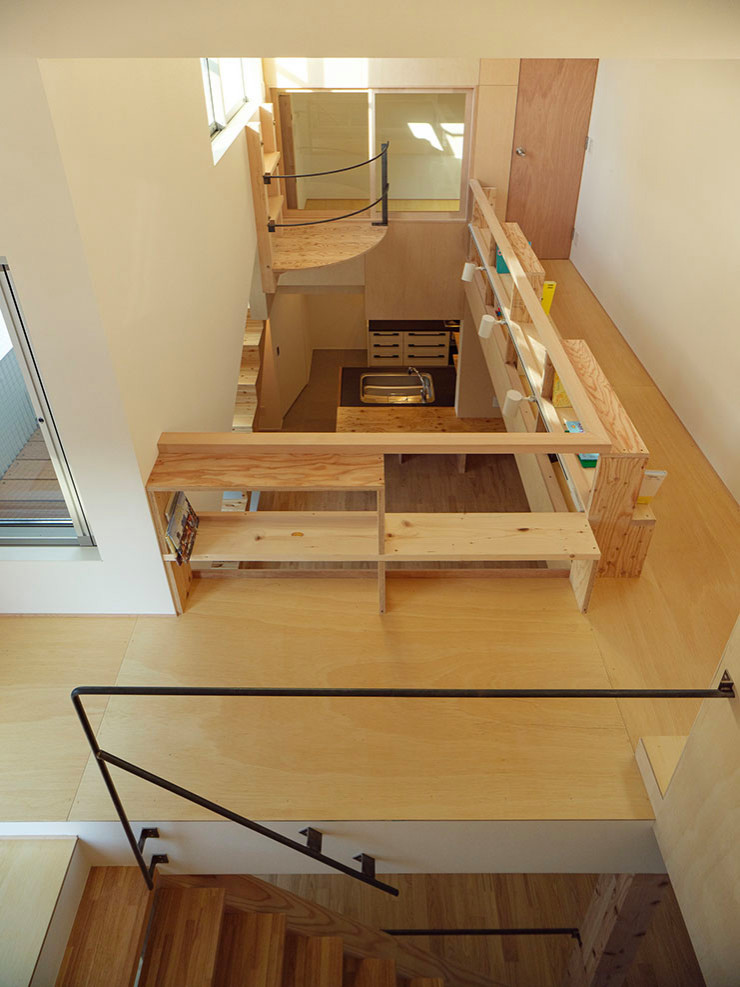 Идея дизайна: маленькая лестница с обоями на стенах для на участке и в саду