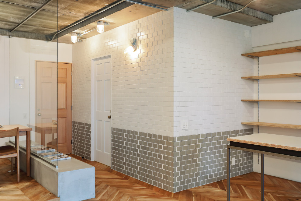 Idéer för en modern hall, med vita väggar och mellanmörkt trägolv