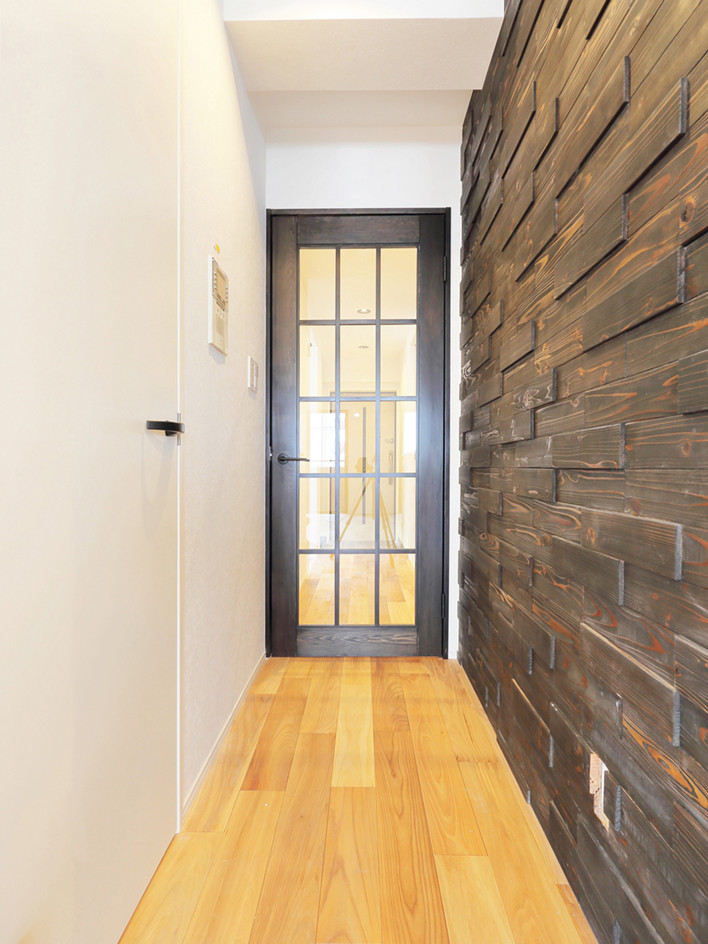 Foto di un ingresso o corridoio minimalista con pareti marroni, pavimento in legno massello medio, pavimento beige, soffitto in carta da parati e carta da parati