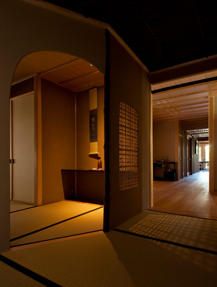 Foto de recibidores y pasillos asiáticos con paredes beige