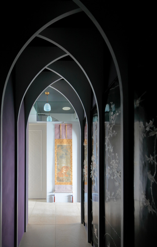 Idée de décoration pour un couloir asiatique avec un mur violet et un sol beige.