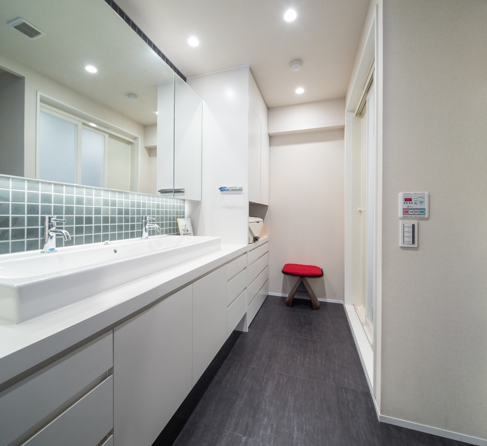 福岡にあるコンテンポラリースタイルのおしゃれな浴室 (フラットパネル扉のキャビネット、白いキャビネット、白い壁、横長型シンク、グレーのタイル) の写真
