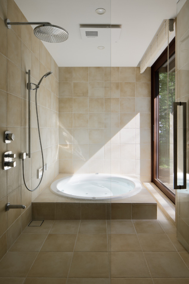 Источник вдохновения для домашнего уюта: главная ванная комната в скандинавском стиле с гидромассажной ванной, двойным душем, бежевой плиткой, керамической плиткой, бежевыми стенами, полом из керамической плитки и бежевым полом