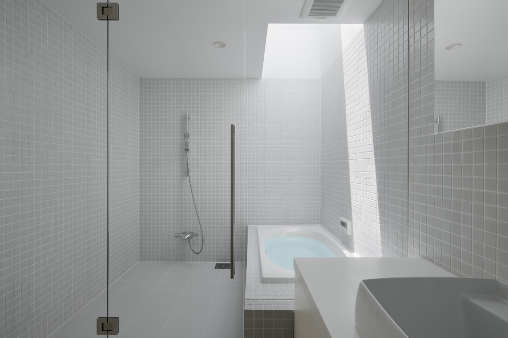 他の地域にあるインダストリアルスタイルのおしゃれな浴室 (コーナー型浴槽、オープン型シャワー、白い壁、白い床、オープンシャワー) の写真
