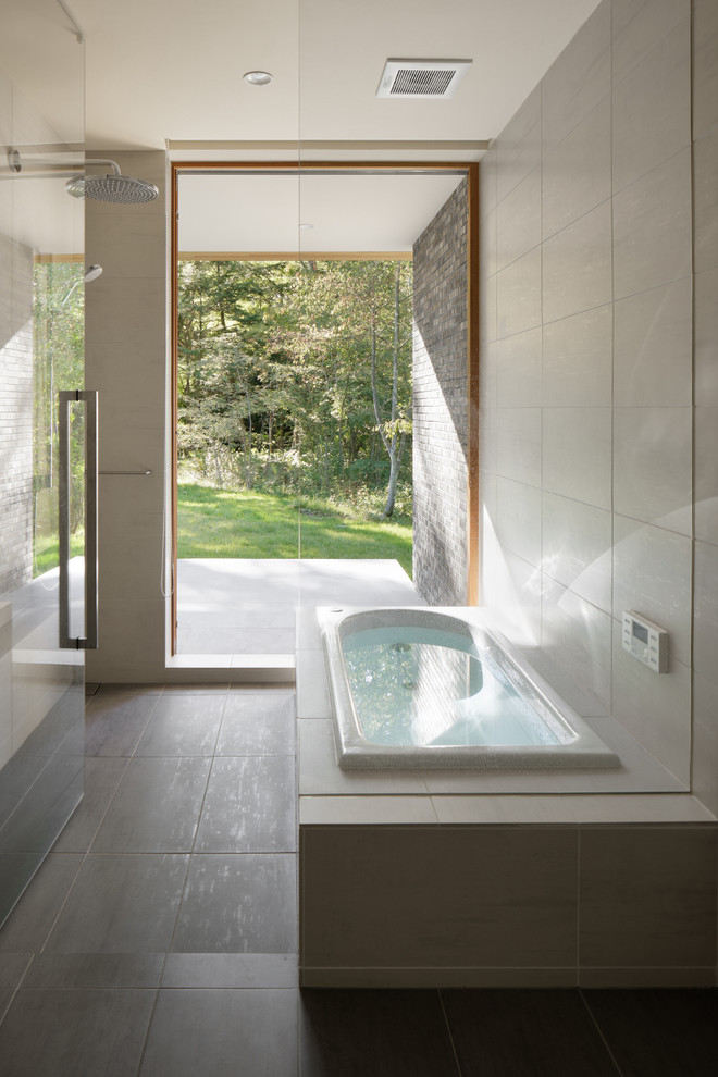 Foto di una stanza da bagno padronale moderna con vasca sottopiano, zona vasca/doccia separata, piastrelle bianche e piastrelle in ceramica