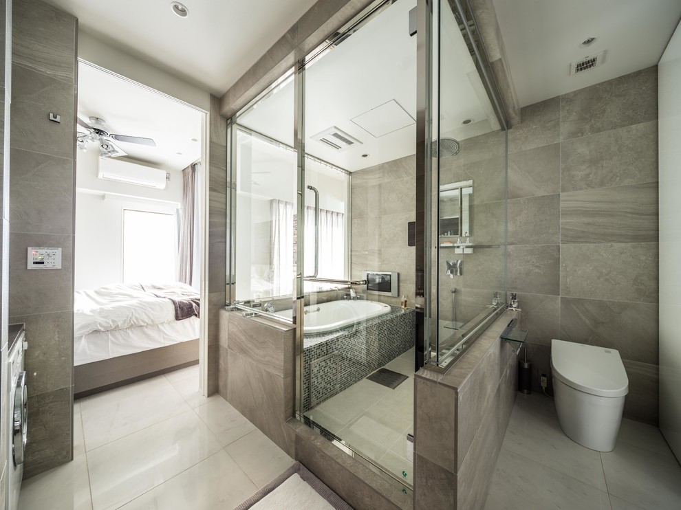 Foto på ett funkis badrum, med ett platsbyggt badkar, grå väggar och dusch med gångjärnsdörr