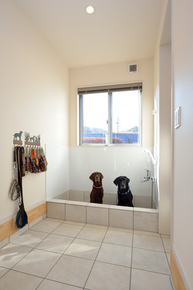 Idéer för att renovera ett funkis badrum, med beige väggar, beiget golv och med dusch som är öppen