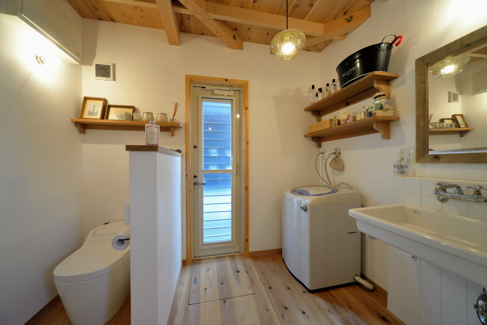 他の地域にあるアジアンスタイルのおしゃれな浴室 (白い壁、無垢フローリング、壁付け型シンク、茶色い床) の写真