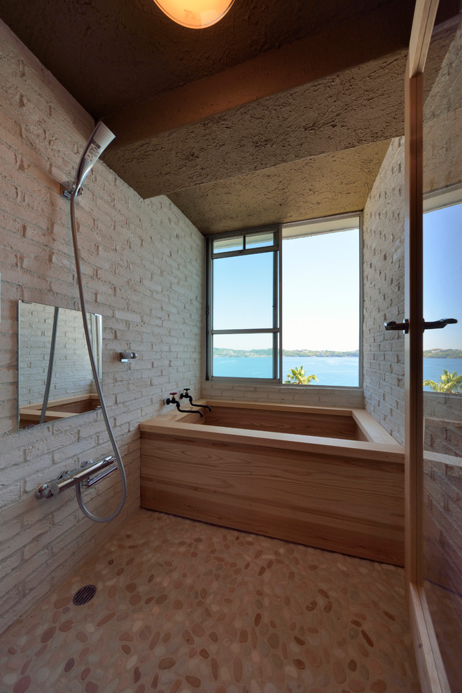 Ejemplo de cuarto de baño rural con bañera esquinera, ducha abierta, paredes blancas, suelo multicolor y ducha abierta