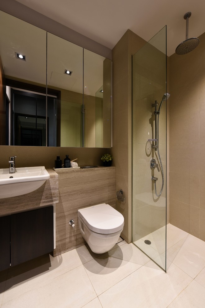 Foto di una stanza da bagno design con doccia aperta, piastrelle beige, pareti beige, pavimento beige e doccia aperta