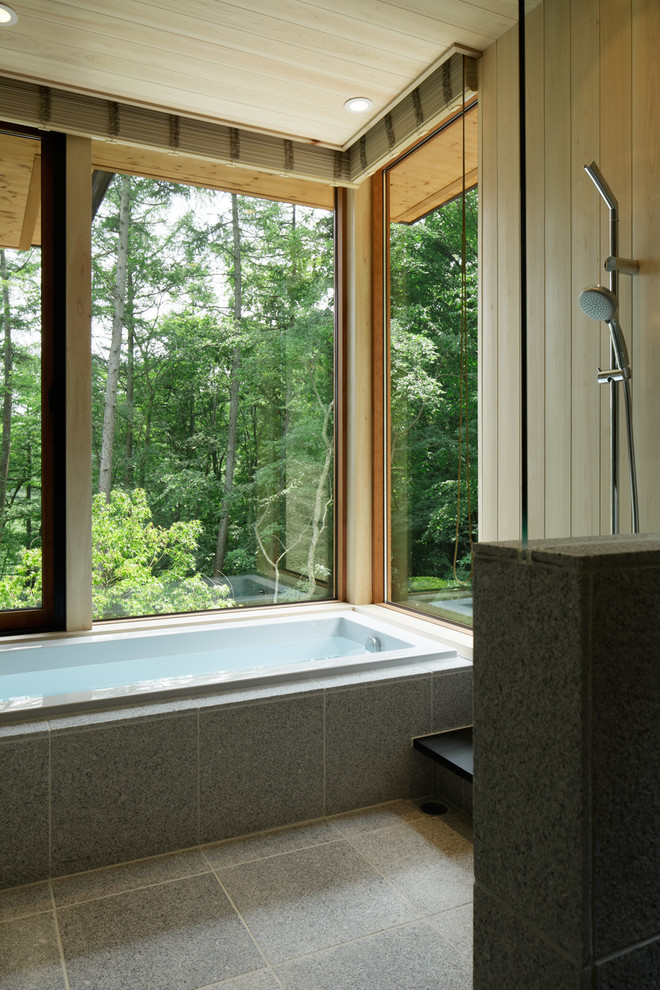 Ejemplo de cuarto de baño de estilo zen con bañera empotrada