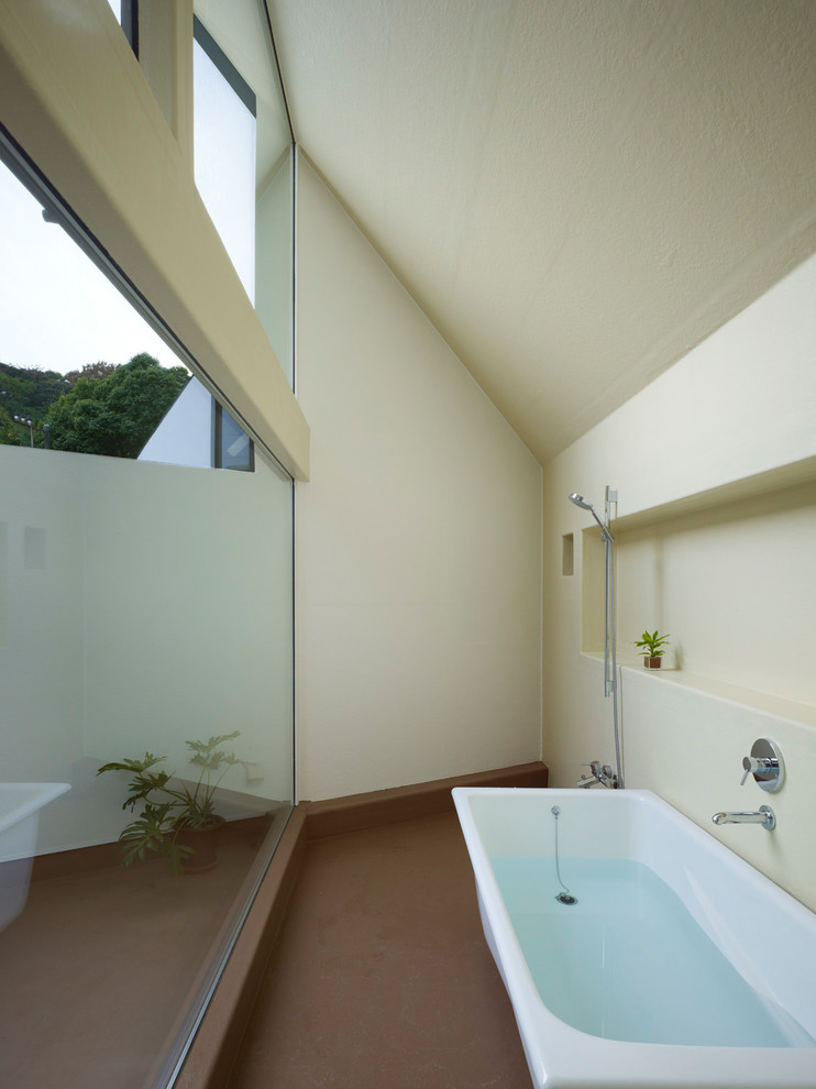 Modernes Badezimmer mit freistehender Badewanne, offener Dusche, beiger Wandfarbe, braunem Boden und offener Dusche in Tokio