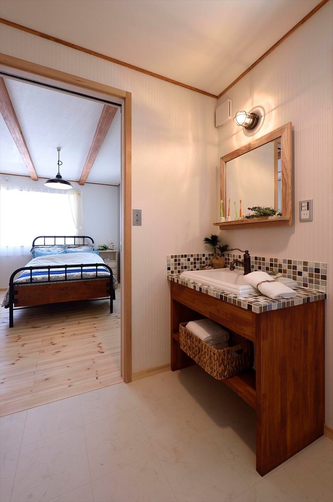 他の地域にあるカントリー風のおしゃれな浴室 (オープンシェルフ、白い壁、ベージュの床) の写真