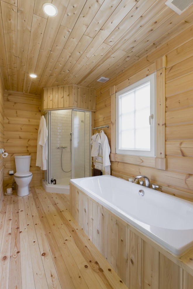 Свежая идея для дизайна: ванная комната в восточном стиле с накладной ванной и коричневыми стенами - отличное фото интерьера