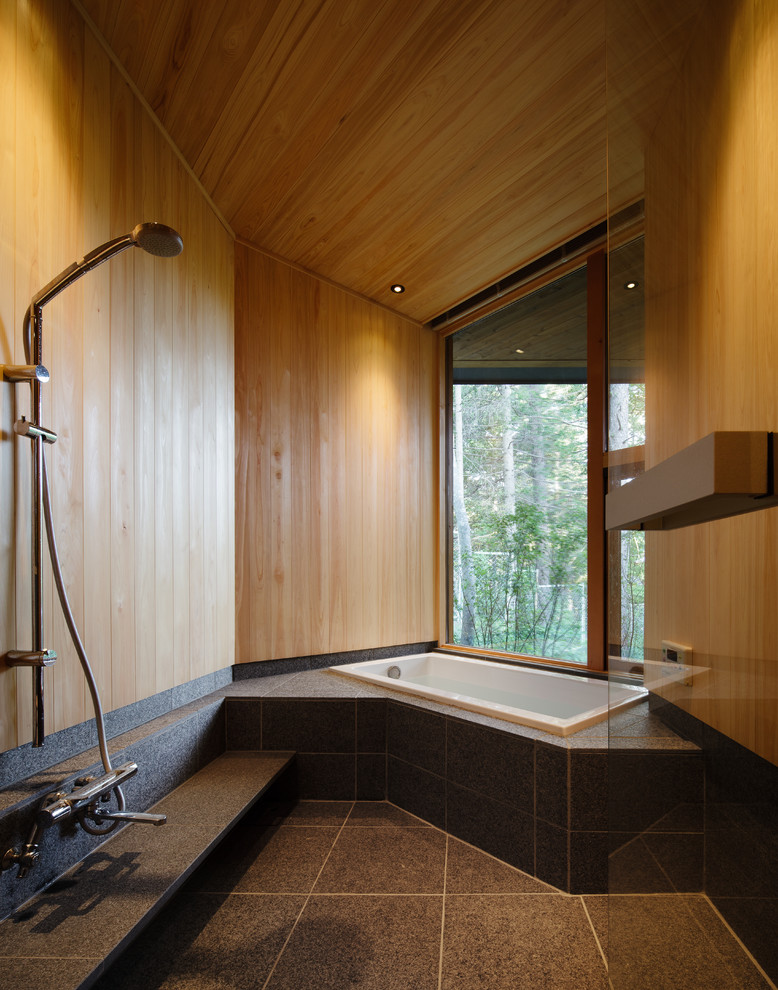 他の地域にあるコンテンポラリースタイルのおしゃれなマスターバスルーム (グレーのタイル、ベージュの壁、ドロップイン型浴槽) の写真