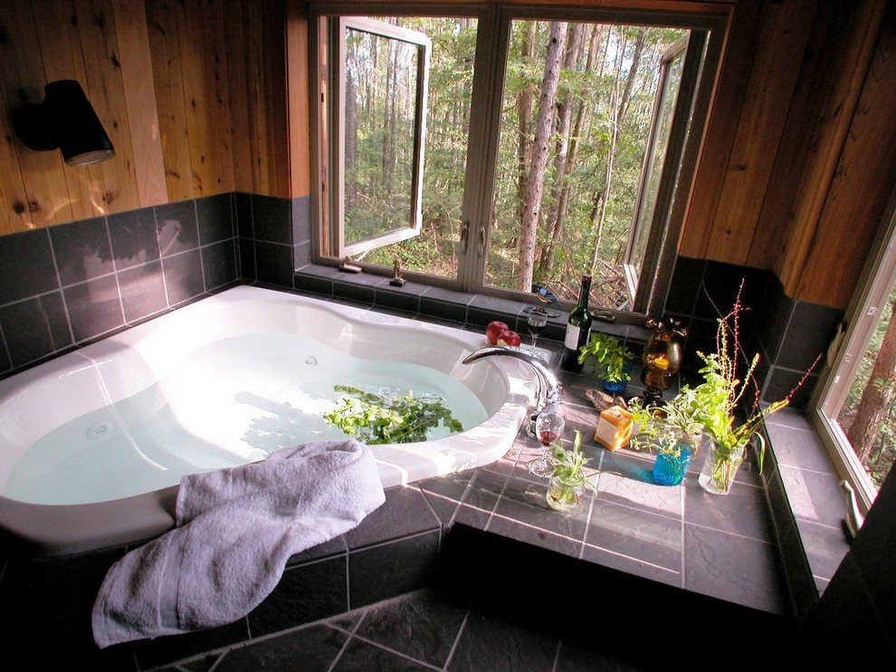 Ejemplo de cuarto de baño principal rural con jacuzzi, baldosas y/o azulejos grises y suelo de baldosas de cerámica