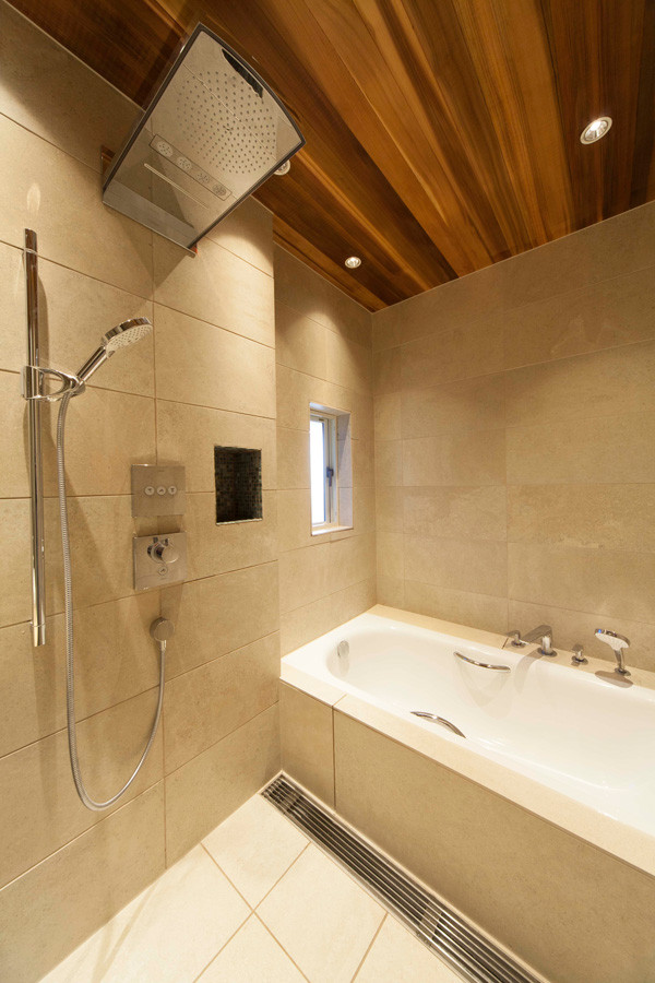 На фото: ванная комната среднего размера в стиле неоклассика (современная классика) с белыми фасадами, накладной ванной, двойным душем, унитазом-моноблоком, керамогранитной плиткой, бежевыми стенами, полом из керамогранита, настольной раковиной, бежевым полом, открытым душем, бежевой столешницей и напольной тумбой