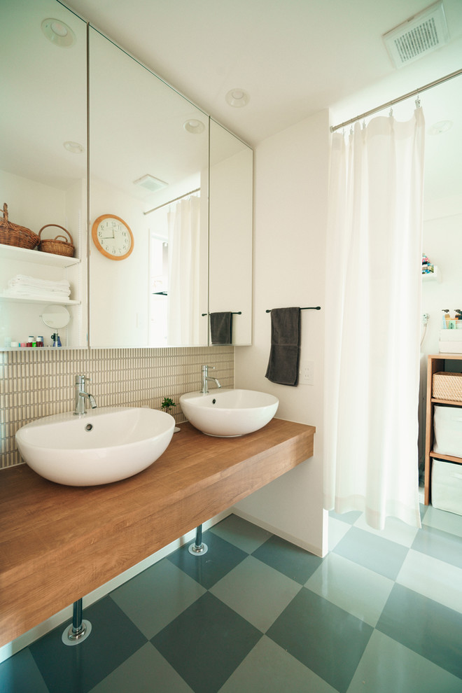 名古屋にあるコンテンポラリースタイルのおしゃれな浴室 (白い壁、ベッセル式洗面器、木製洗面台、緑の床) の写真