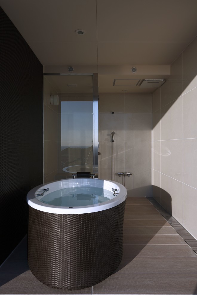 他の地域にあるコンテンポラリースタイルのおしゃれなマスターバスルーム (置き型浴槽、オープン型シャワー、ベージュのタイル、ベージュの壁、淡色無垢フローリング) の写真