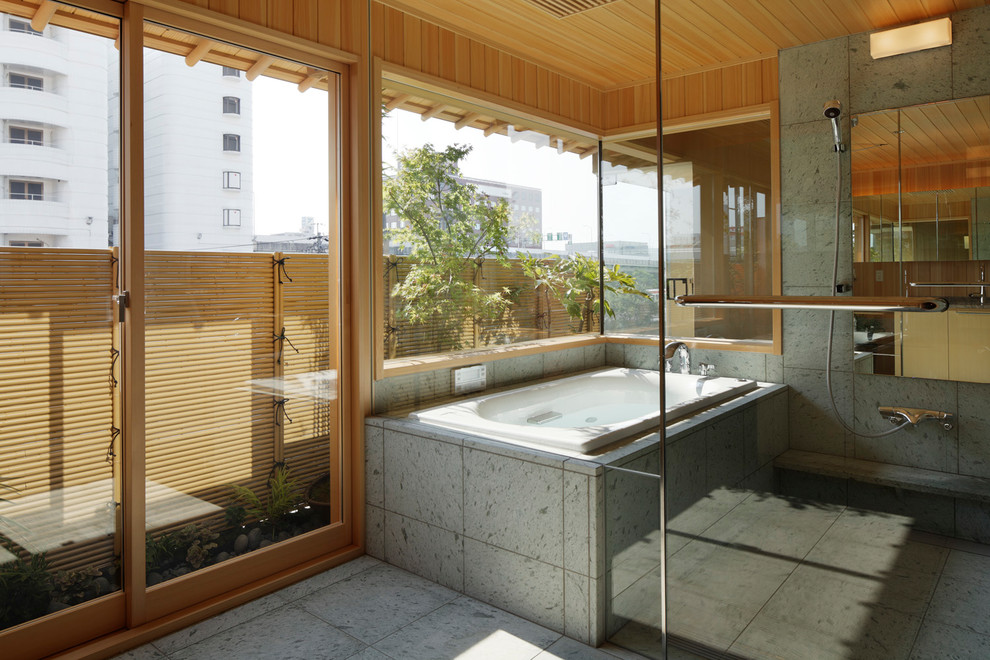 名古屋にある和風のおしゃれな浴室 (コーナー型浴槽、オープン型シャワー、マルチカラーの壁、グレーの床、オープンシャワー) の写真