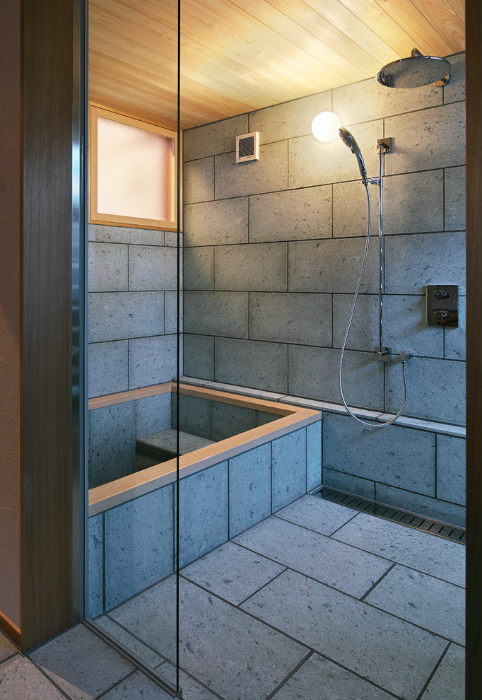 他の地域にあるトラディショナルスタイルのおしゃれな浴室 (コーナー型浴槽、オープン型シャワー、グレーの壁、グレーの床、オープンシャワー) の写真