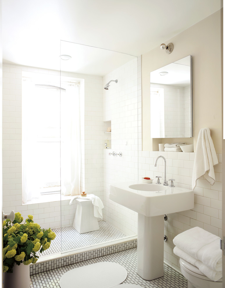 東京23区にあるトランジショナルスタイルのおしゃれな浴室 (オープン型シャワー、ペデスタルシンク、白い壁、セラミックタイルの床、オープンシャワー) の写真