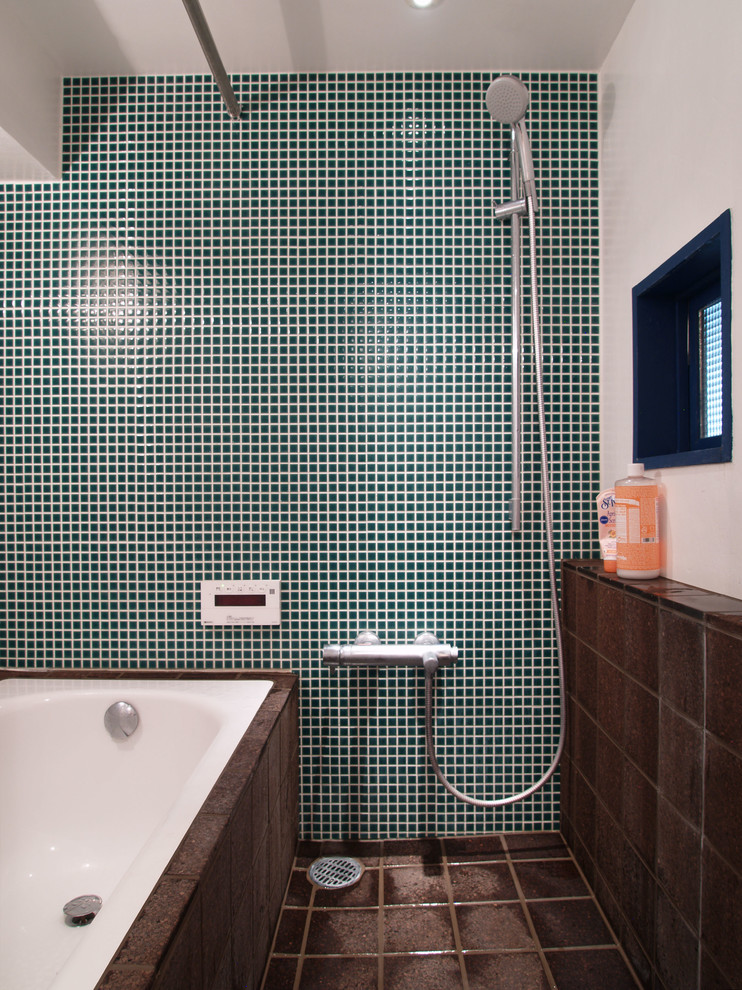 Imagen de cuarto de baño principal industrial de tamaño medio con bañera encastrada sin remate, ducha empotrada, baldosas y/o azulejos verdes, baldosas y/o azulejos de vidrio y paredes púrpuras