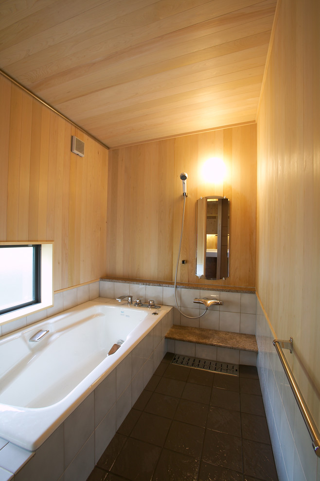 Asiatisches Badezimmer mit Eckbadewanne, offener Dusche, brauner Wandfarbe, grauem Boden und offener Dusche in Sonstige