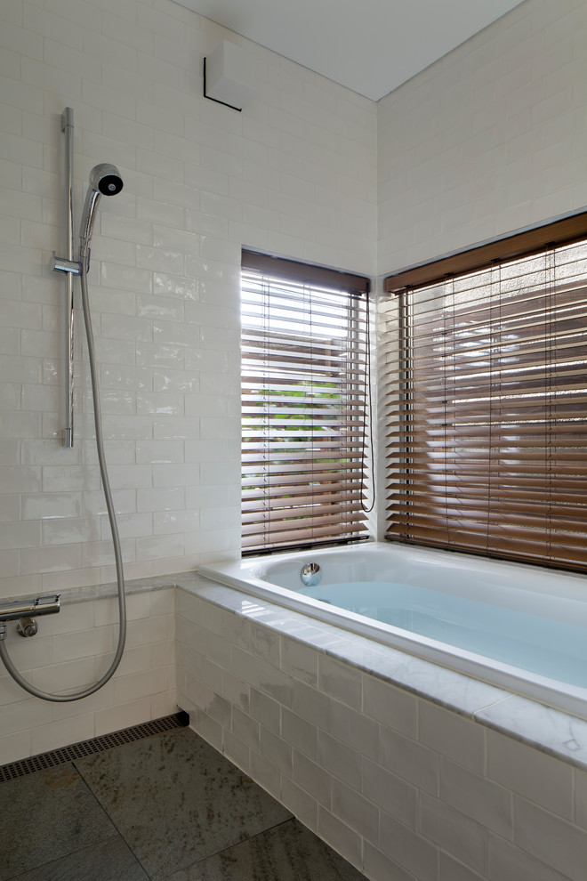 Пример оригинального дизайна: главная ванная комната среднего размера в скандинавском стиле с белой плиткой, стеклянной плиткой, белыми стенами, мраморным полом и серым полом