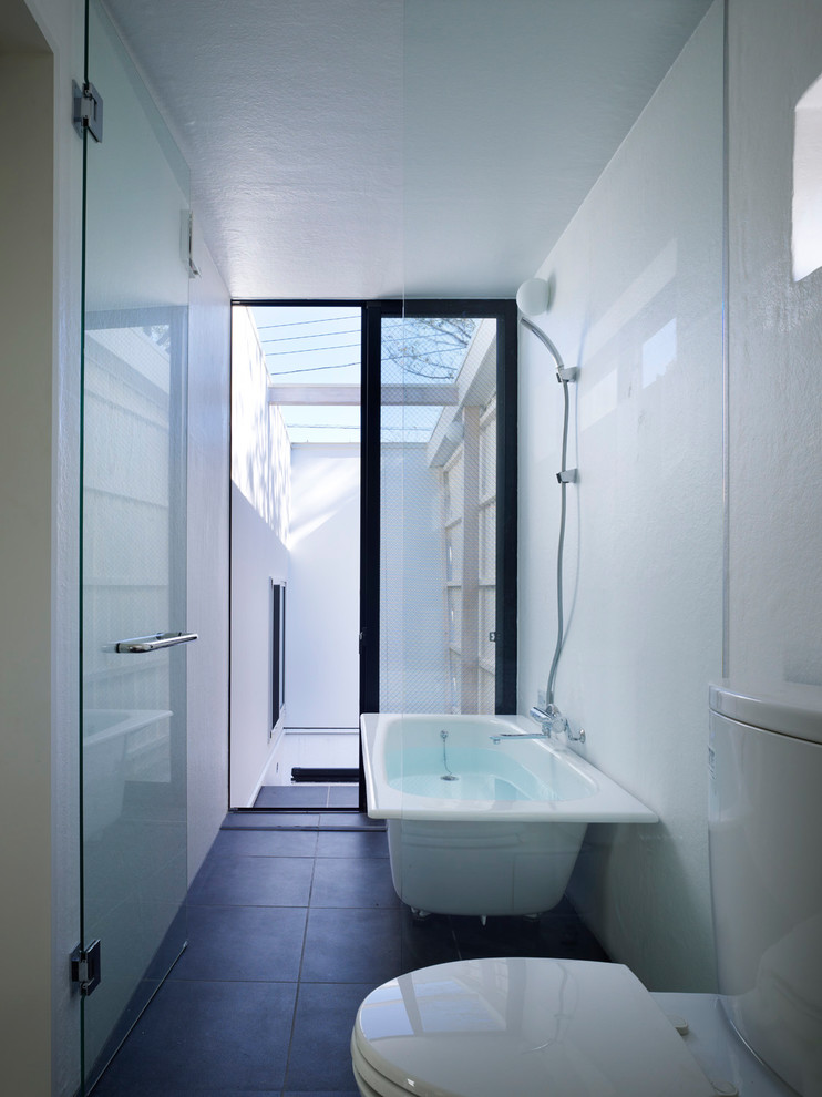 東京23区にあるコンテンポラリースタイルのおしゃれな浴室 (置き型浴槽、オープン型シャワー、白い壁、グレーの床、オープンシャワー) の写真