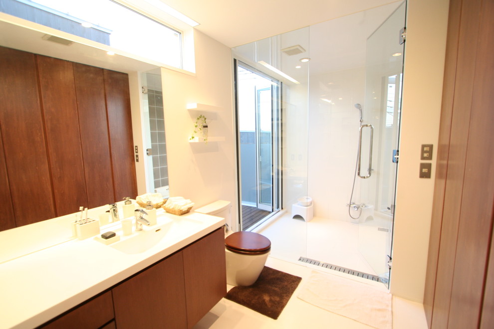 Diseño de cuarto de baño retro con armarios con paneles lisos, puertas de armario marrones, ducha abierta, paredes blancas, lavabo integrado, suelo beige y ducha abierta