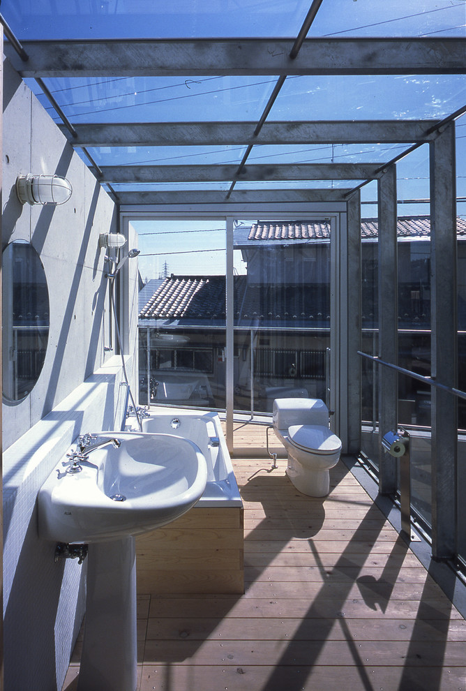 横浜にあるコンテンポラリースタイルのおしゃれな浴室 (置き型浴槽、オープン型シャワー、グレーの壁、無垢フローリング、コンソール型シンク、茶色い床、オープンシャワー) の写真