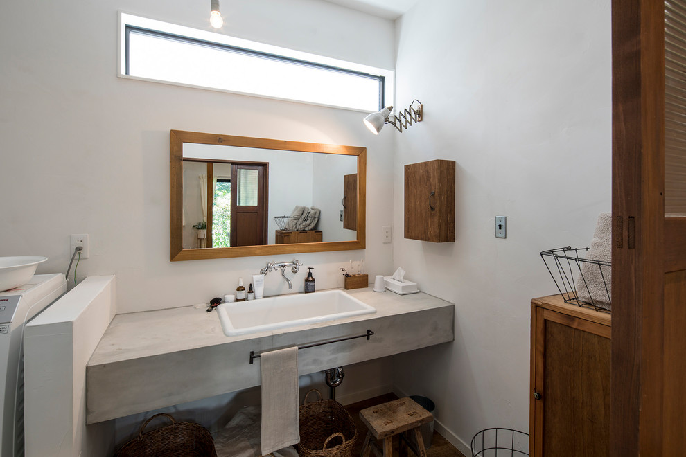 На фото: ванная комната в скандинавском стиле с белыми стенами, паркетным полом среднего тона, накладной раковиной, столешницей из бетона и коричневым полом с