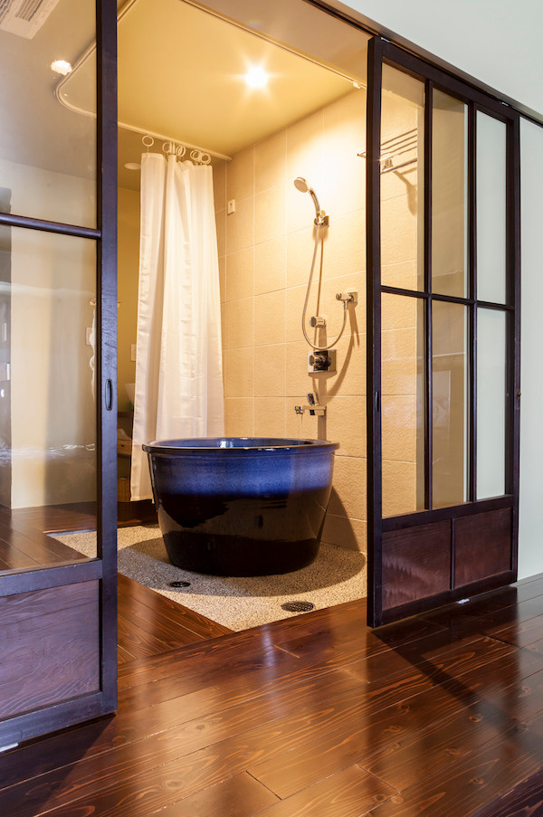 Foto de cuarto de baño principal de estilo zen pequeño con bañera japonesa, ducha abierta, baldosas y/o azulejos beige, baldosas y/o azulejos de cerámica y paredes beige