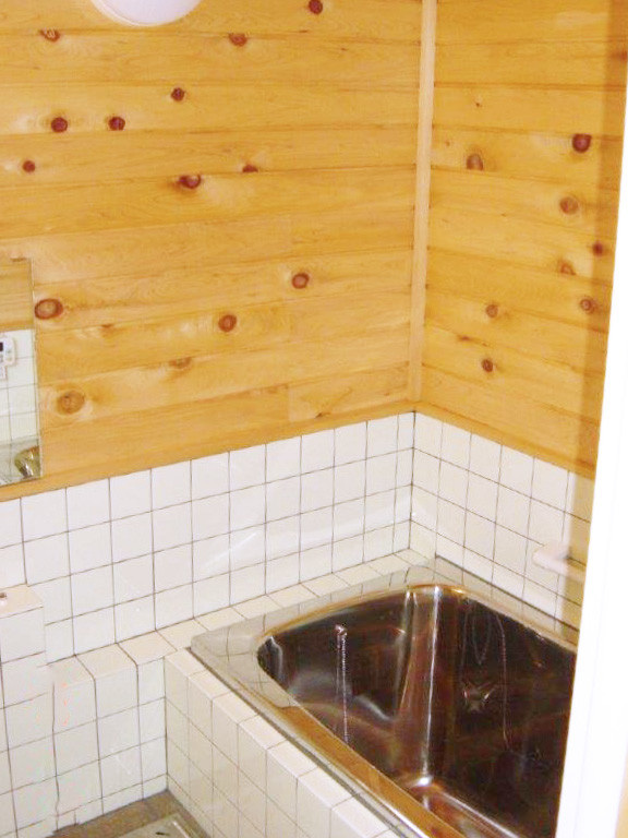 Aménagement d'une salle de bain principale de taille moyenne avec un placard à porte shaker, un bain japonais, un combiné douche/baignoire, un carrelage blanc, des carreaux de porcelaine et un sol en liège.