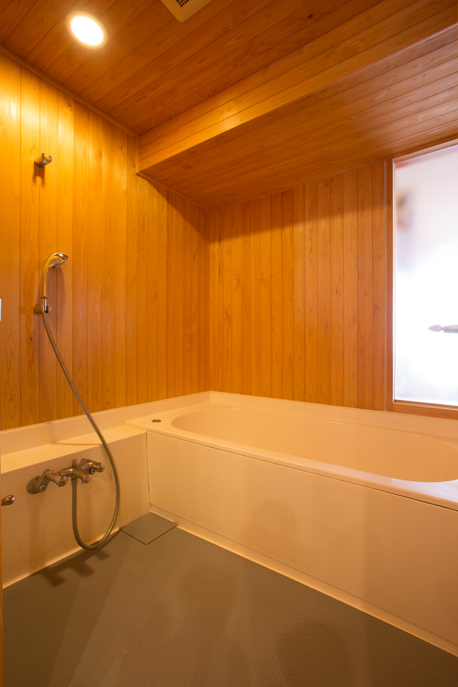 横浜にある和風のおしゃれなマスターバスルーム (ドロップイン型浴槽、洗い場付きシャワー、茶色い壁、コンクリートの床、グレーの床、オープンシャワー) の写真