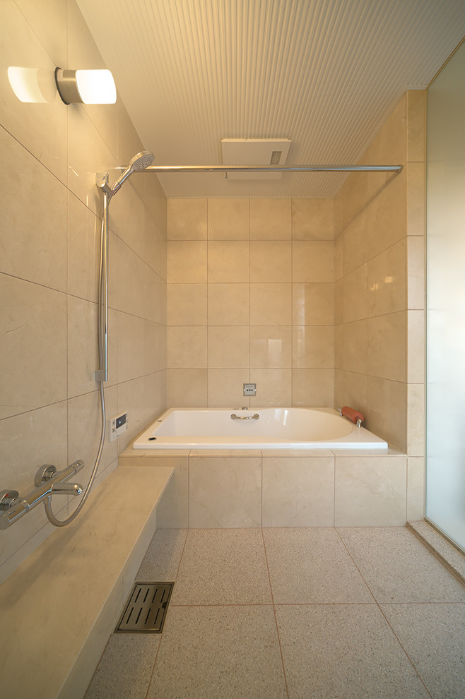 На фото: маленькая главная ванная комната в стиле модернизм с бежевыми фасадами, накладной ванной, открытым душем, бежевой плиткой, мраморной плиткой, бежевыми стенами и бежевым полом для на участке и в саду