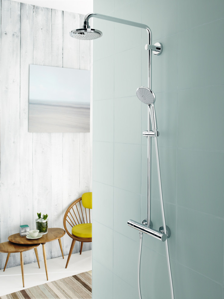 Exemple d'une salle de bain scandinave avec une douche ouverte, un carrelage en pâte de verre et un mur gris.