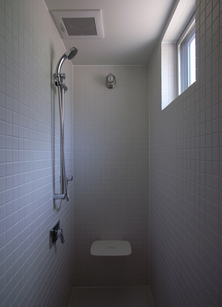 東京23区にある小さなモダンスタイルのおしゃれなバスルーム (浴槽なし) (アルコーブ型シャワー、白いタイル、白い壁) の写真