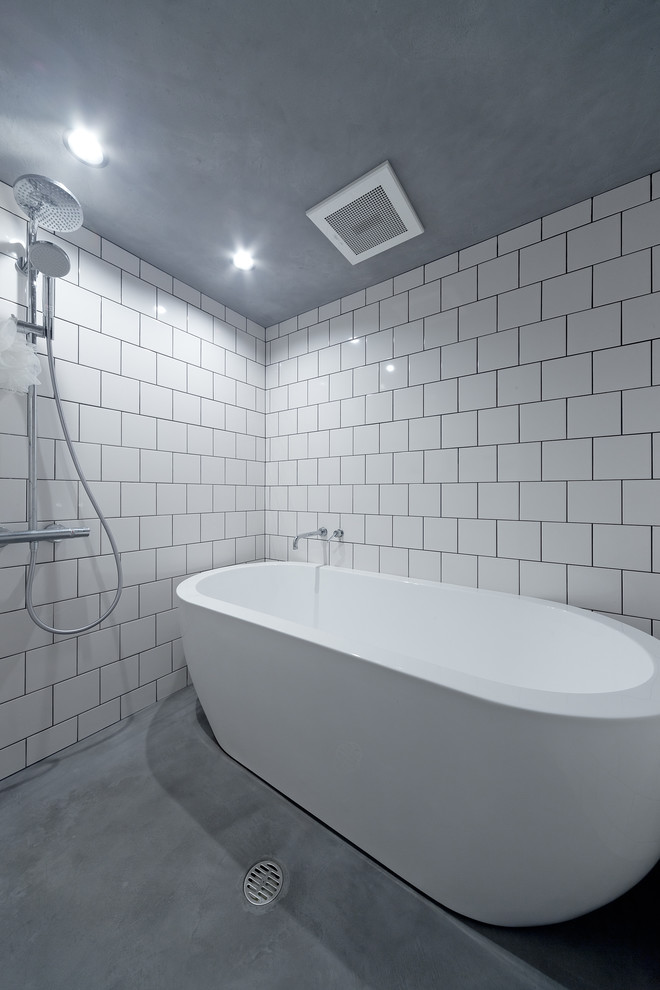 大阪にある高級な小さなインダストリアルスタイルのおしゃれな浴室 (置き型浴槽、オープン型シャワー、白い壁、コンクリートの床、グレーの床、オープンシャワー) の写真