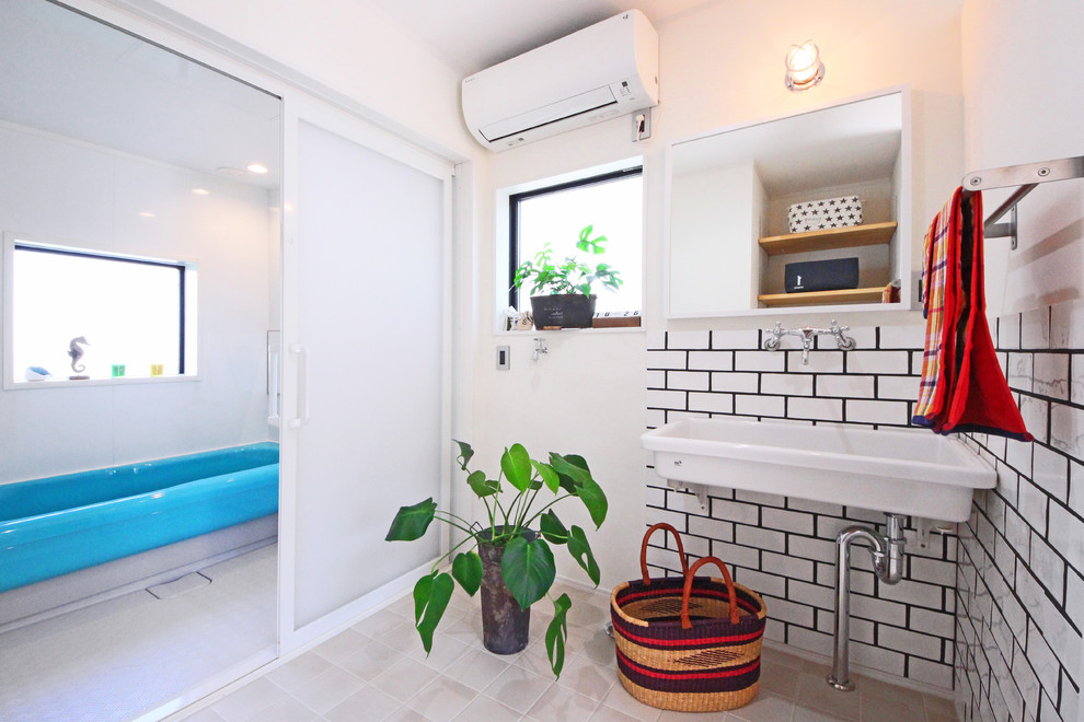 他の地域にあるインダストリアルスタイルのおしゃれな浴室 (白い壁、コンソール型シンク、ベージュの床) の写真